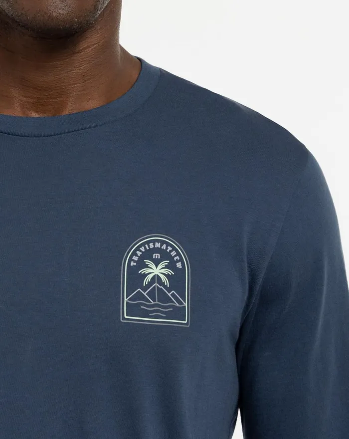 Men Tees TravisMathew CAPE BRETON LONG SLEEVE TEE Insignia