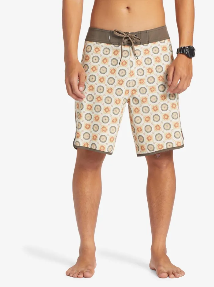 Shorts and Amphibians Men Quiksilver Surfsilk Scallop 19034 Boardshorts Birch Shorts and Amphibians Men Quiksilver Surfsilk Scallop 19034 Boardshorts Birch