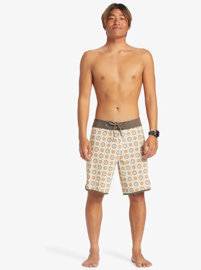 Shorts and Amphibians Men Quiksilver Surfsilk Scallop 19034 Boardshorts Birch Shorts and Amphibians Men Quiksilver Surfsilk Scallop 19034 Boardshorts Birch