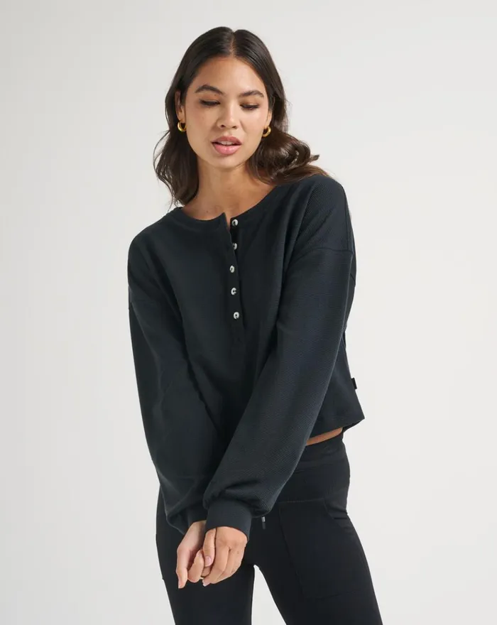 Women All Tops TravisMathew CASUAL ACQUAINTANCE WAFFLE TOP Black