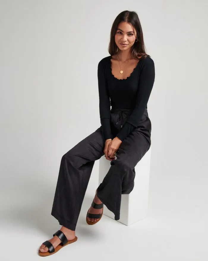 Women All Tops TravisMathew SOMETHING SWEET CLOUD RIBBED TOP Black