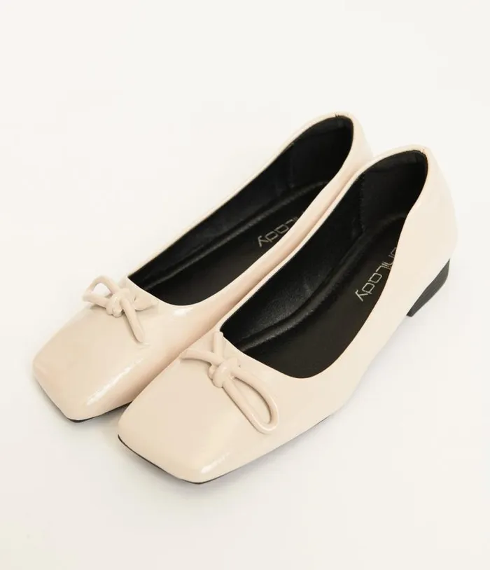 1960s Beige Bow Patent Leatherette Flats Shoes Unique Vintage Flats