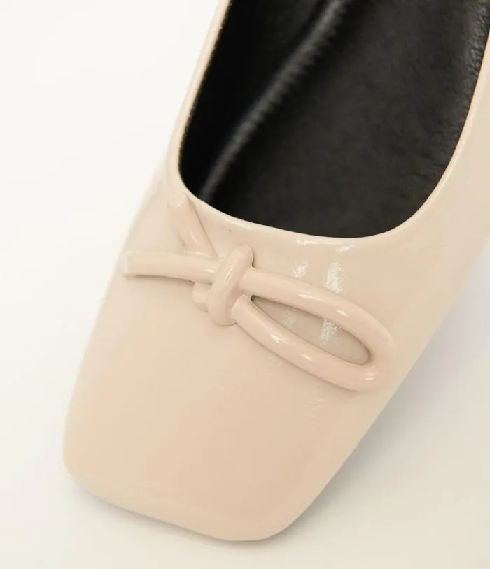 1960s Beige Bow Patent Leatherette Flats Shoes Unique Vintage Flats