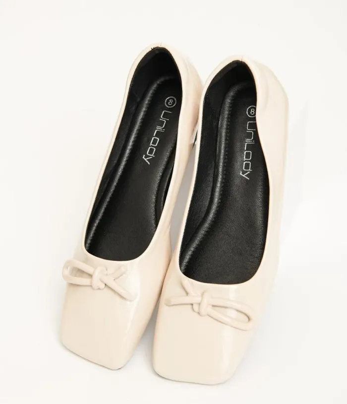 1960s Beige Bow Patent Leatherette Flats Shoes Unique Vintage Flats